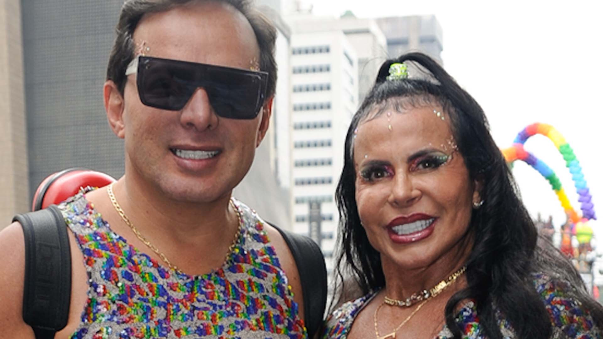 Gretchen e o marido usam looks combinando na Parada do Orgulho LGBT+ em SP