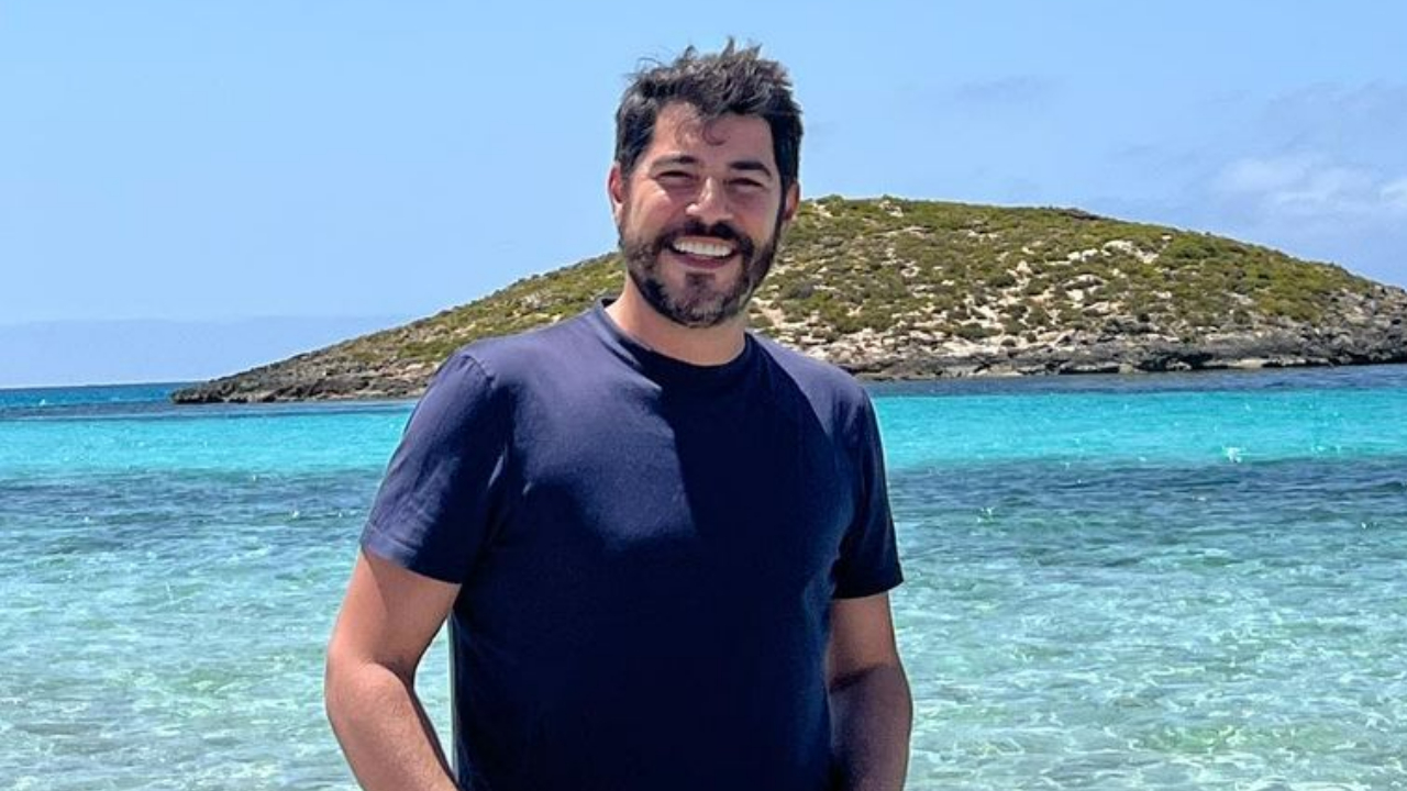 Em viagem pela Espanha, Evaristo Costa curte passeio na paradisíaca praia de Ibiza