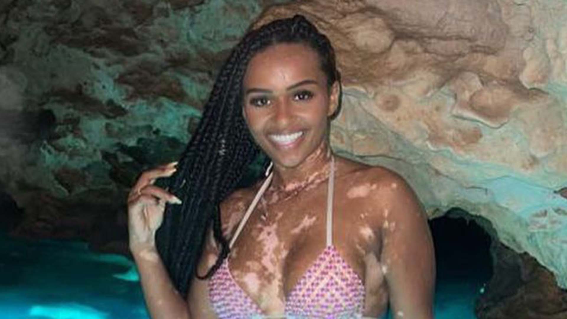 De biquíni, ex-BBB Natália Deodato exibe as curvas impecáveis