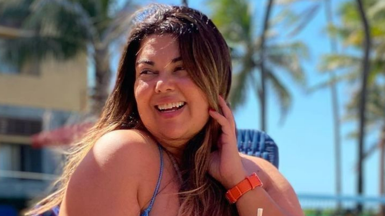 Fabiana Karla esbanja beleza ao surgir só de biquíni a beira da piscina: ”Que linda!”