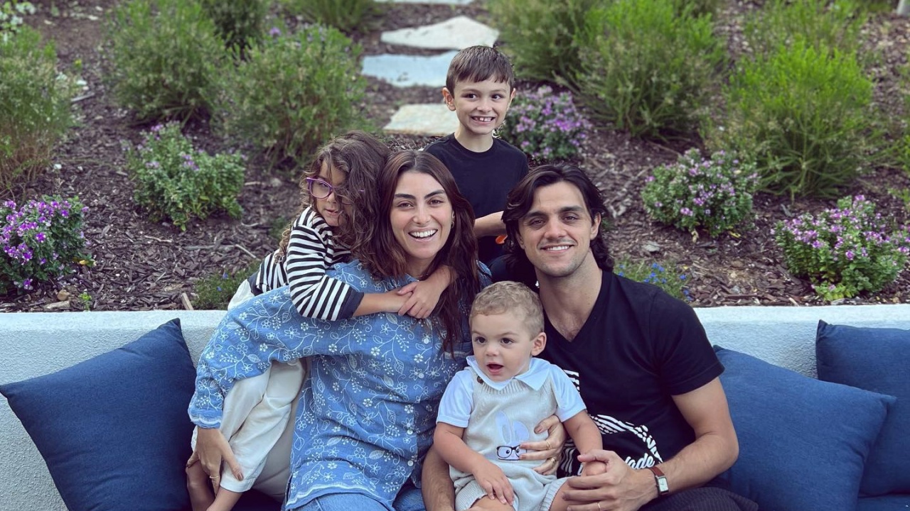 Felipe Simas reúne a mulher e os filhos em foto e fala sobre importância da família: ”Meu propósito”