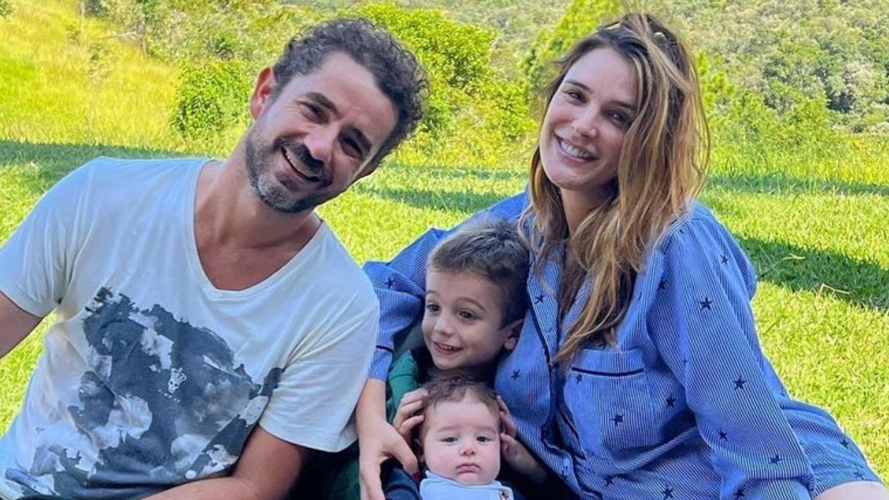 Felipe Andreoli publica foto fofa com os filhos e Rafa Brites baba: ”Tudo meu!”