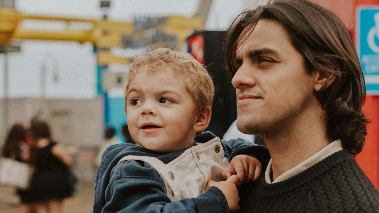 Felipe Simas posta clique com o filho caçula e se derrete: “Me tira risos sinceros”