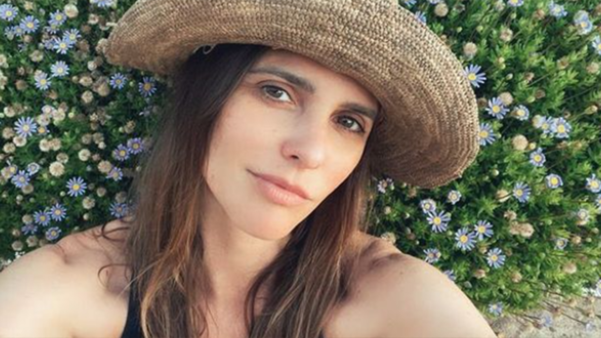 Fernanda Lima arrasa ao aparecer com maiô cavado em novas fotos