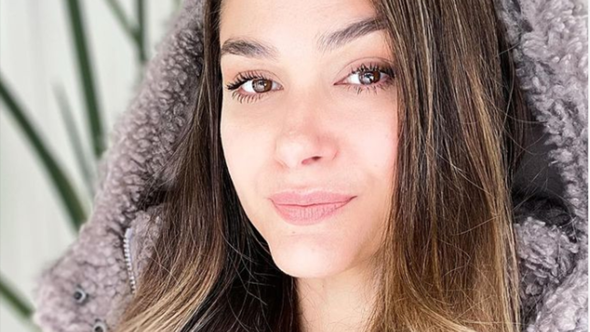 De biquíni, Fernanda Machado faz pose ousada na yoga