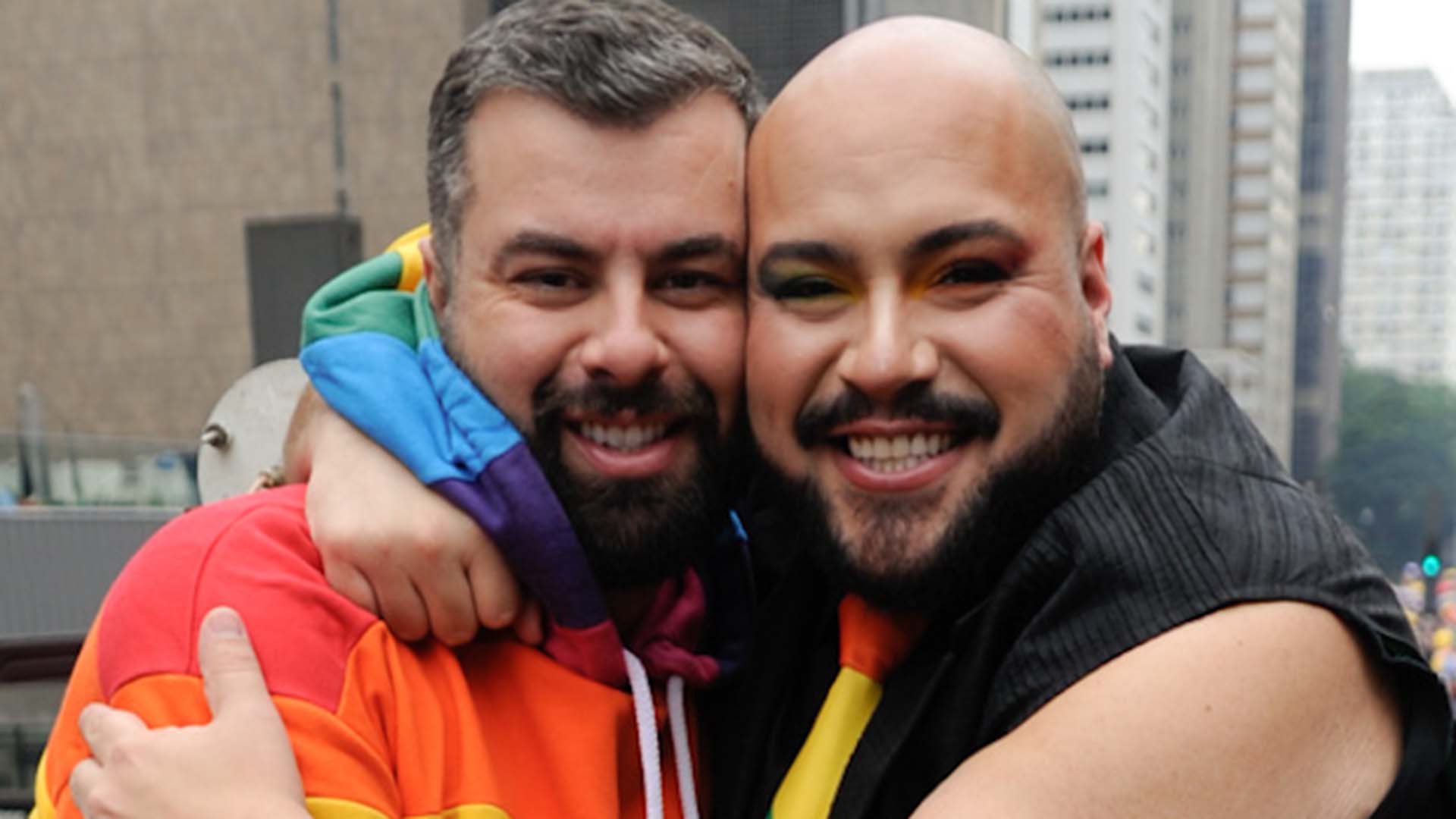 Tiago Abravanel dá beijão no marido na Parada do Orgulho LGBT+