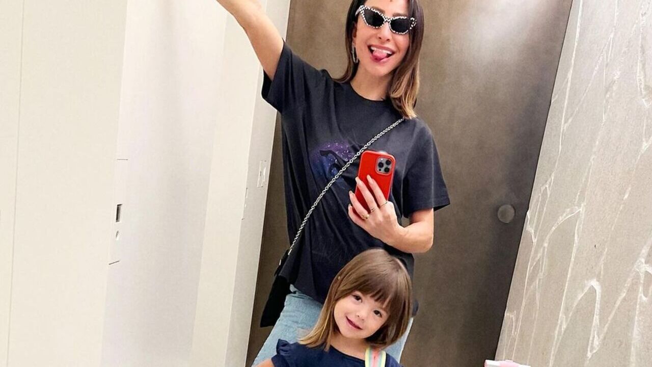 Filha de Sabrina Sato explode o fofurômetro ao surgir de caipira