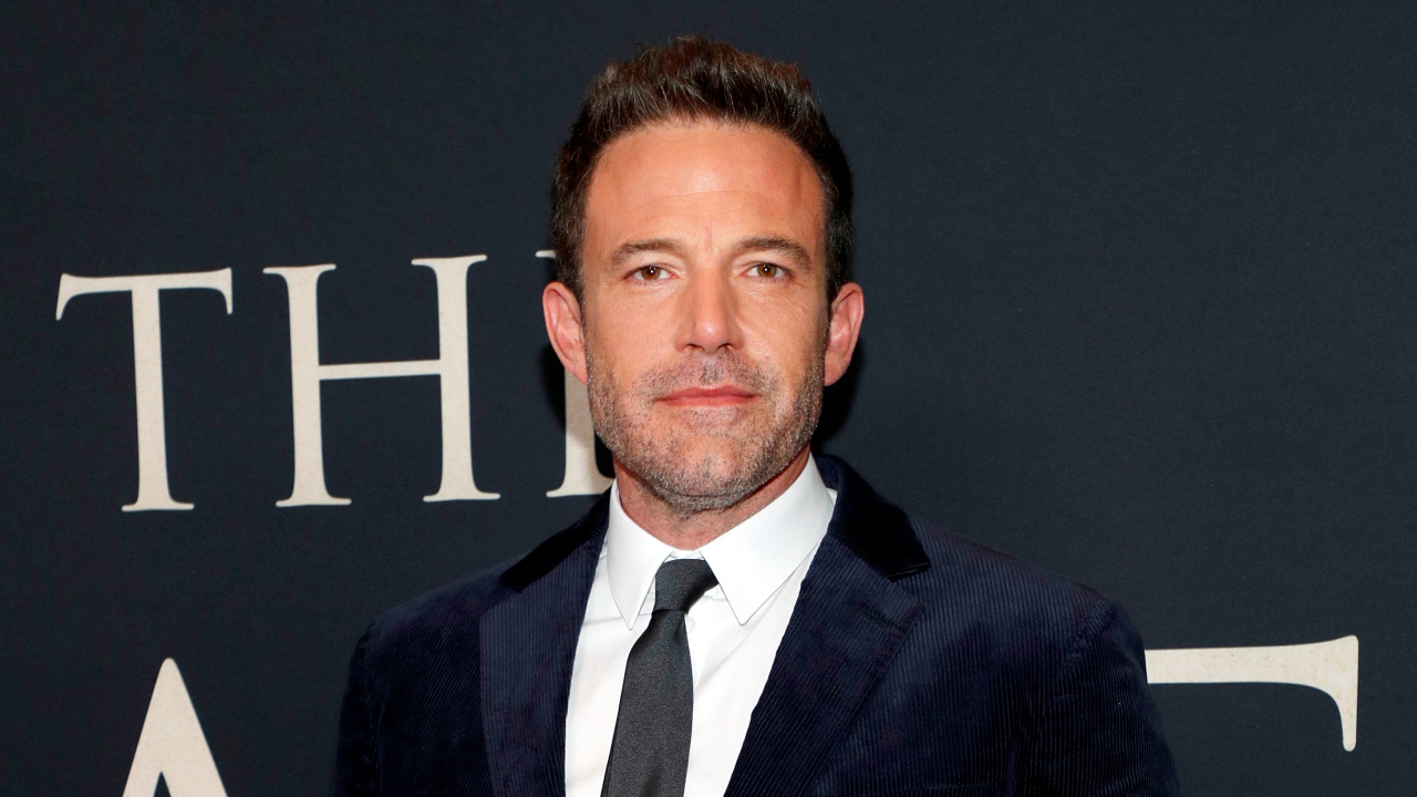 Filho de 10 anos de Ben Affleck assusta ao dar ré em carro de luxo e acertar outro em concessionária