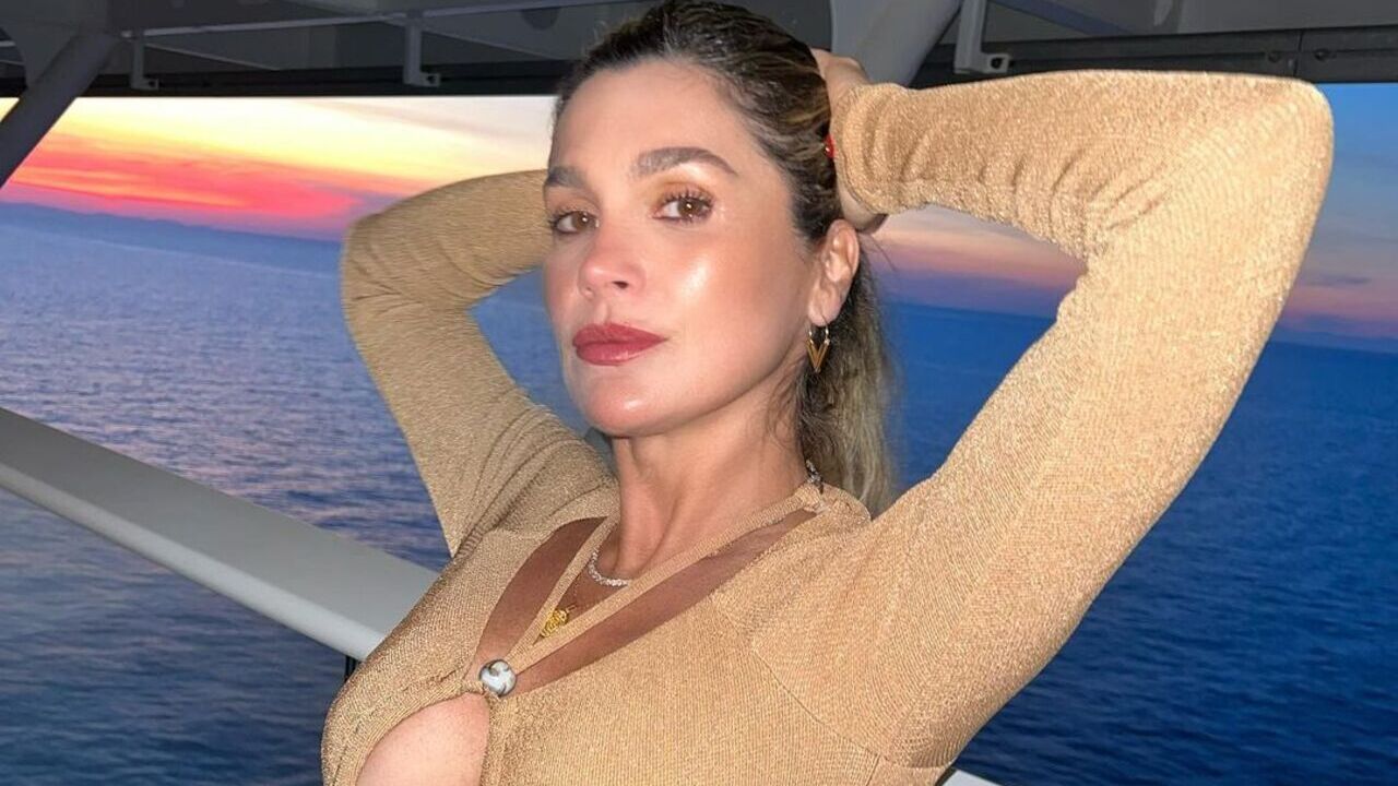 Flávia Alessandra quase mostra demais ao apostar em vestido colado todo aberto