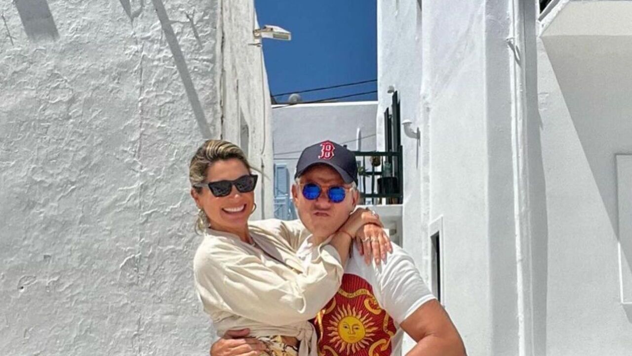 Em fotos na Grécia, Flávia Alessandra exibe mão boba de Otaviano Costa