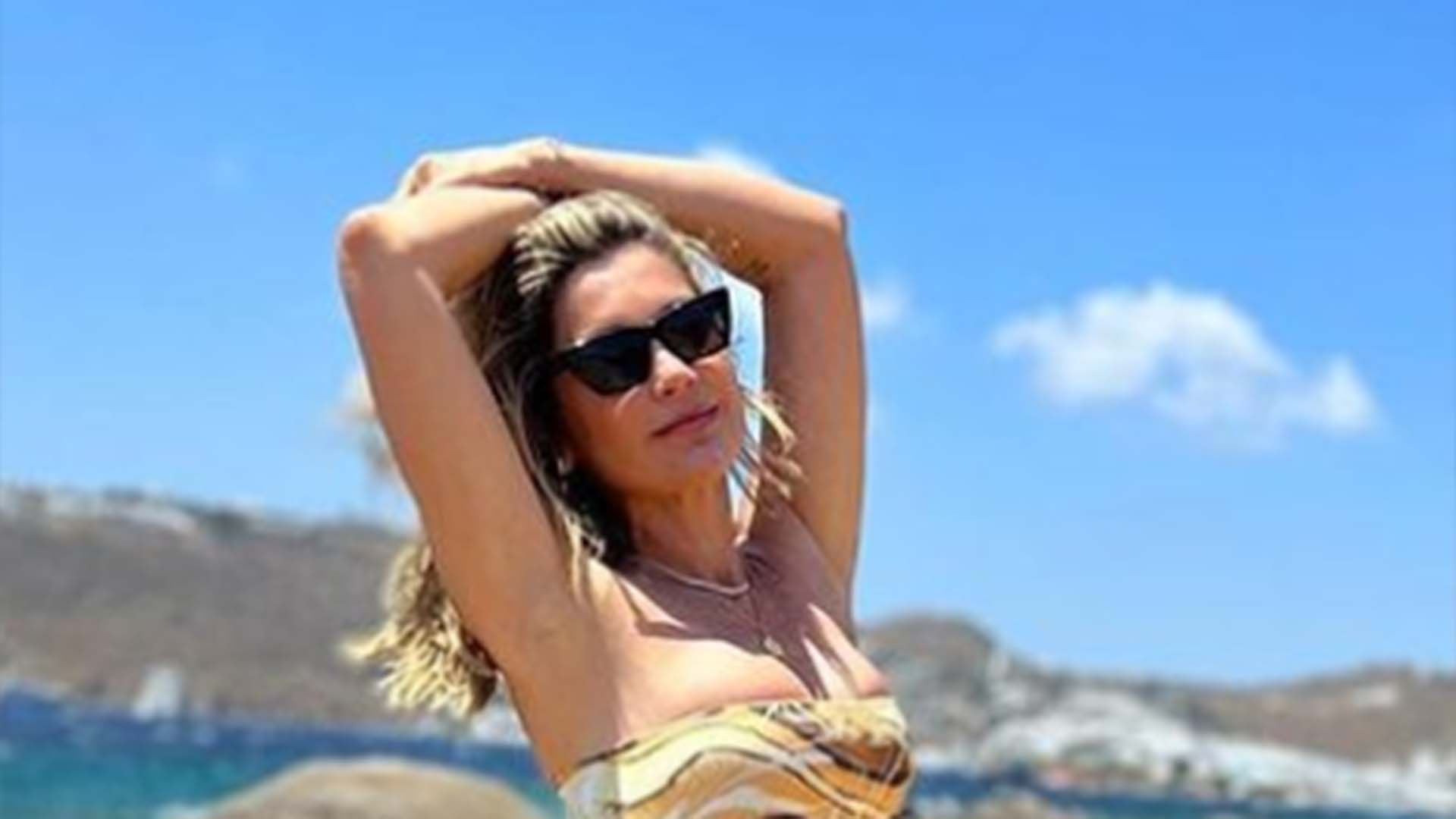 Flávia Alessandra aparece de biquíni fio-dental em novas fotos