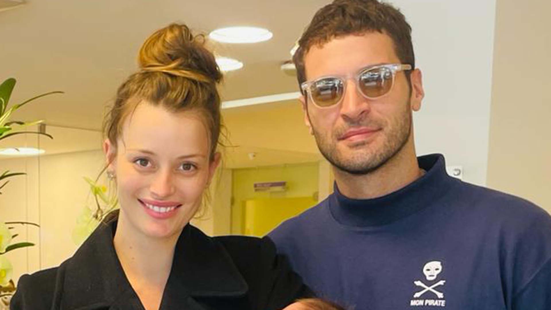 Leandro Lima e a esposa deixam a maternidade com o filho