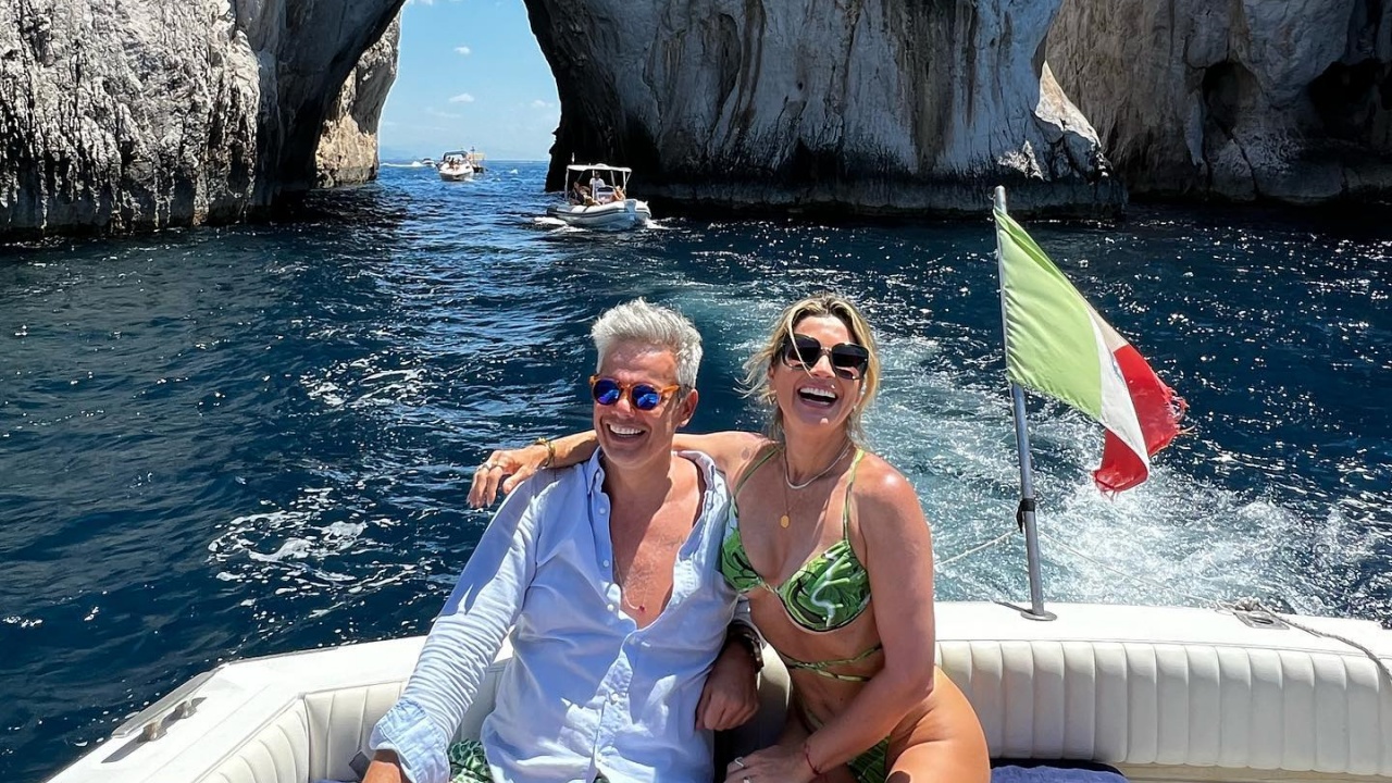 Flávia Alessandra se diverte em passeio de lancha com Otaviano Costa na Itália