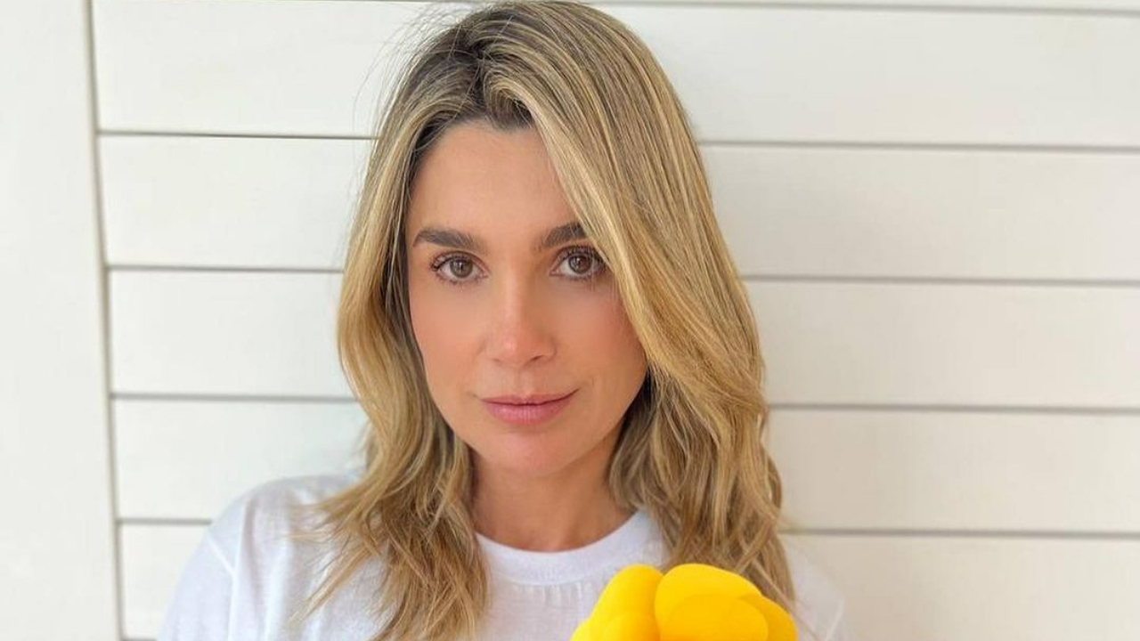Flávia Alessandra posa com look verde e rouba a cena na web: “Perfeita”