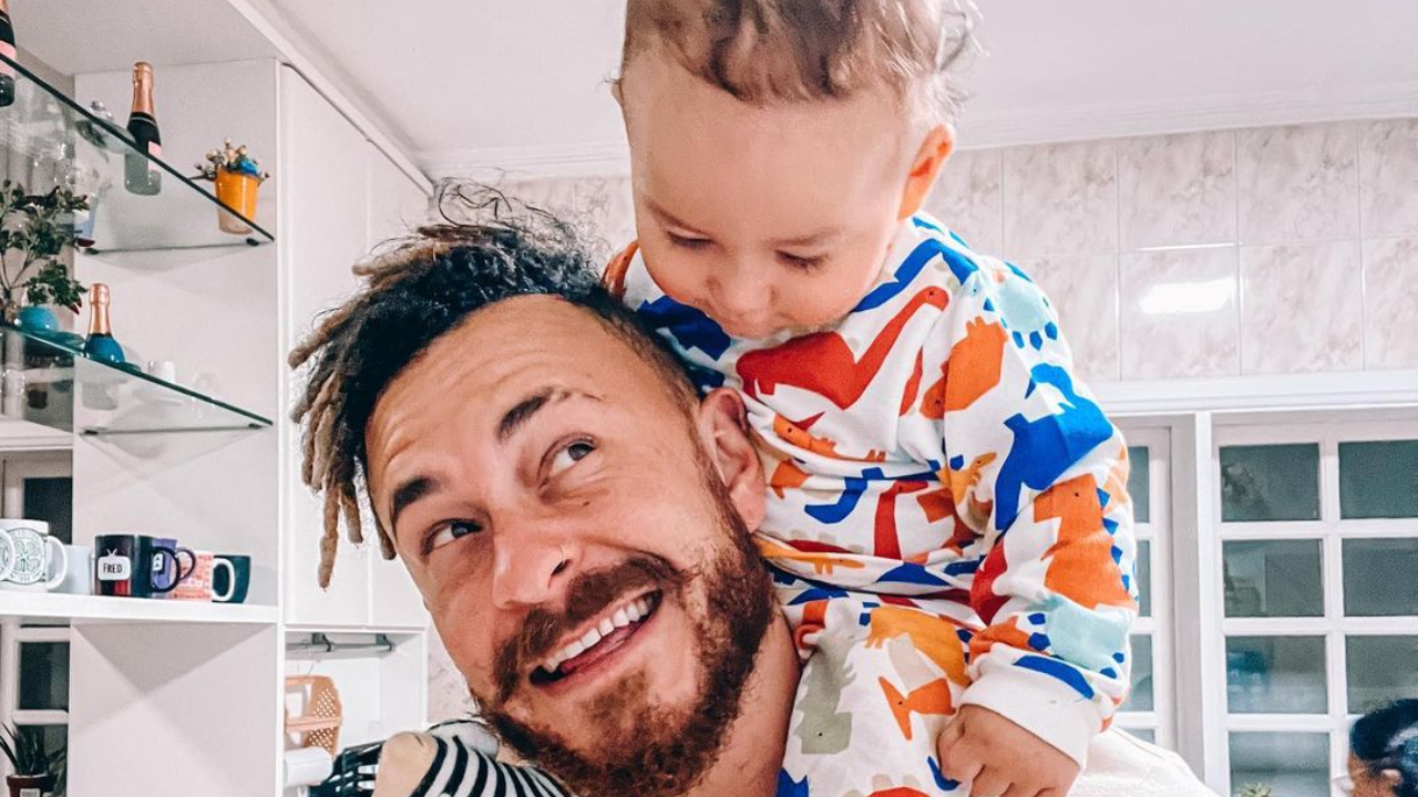 Tal pai, tal filho! Fred mostra Cris fazendo caretas em fotos e derrete a web