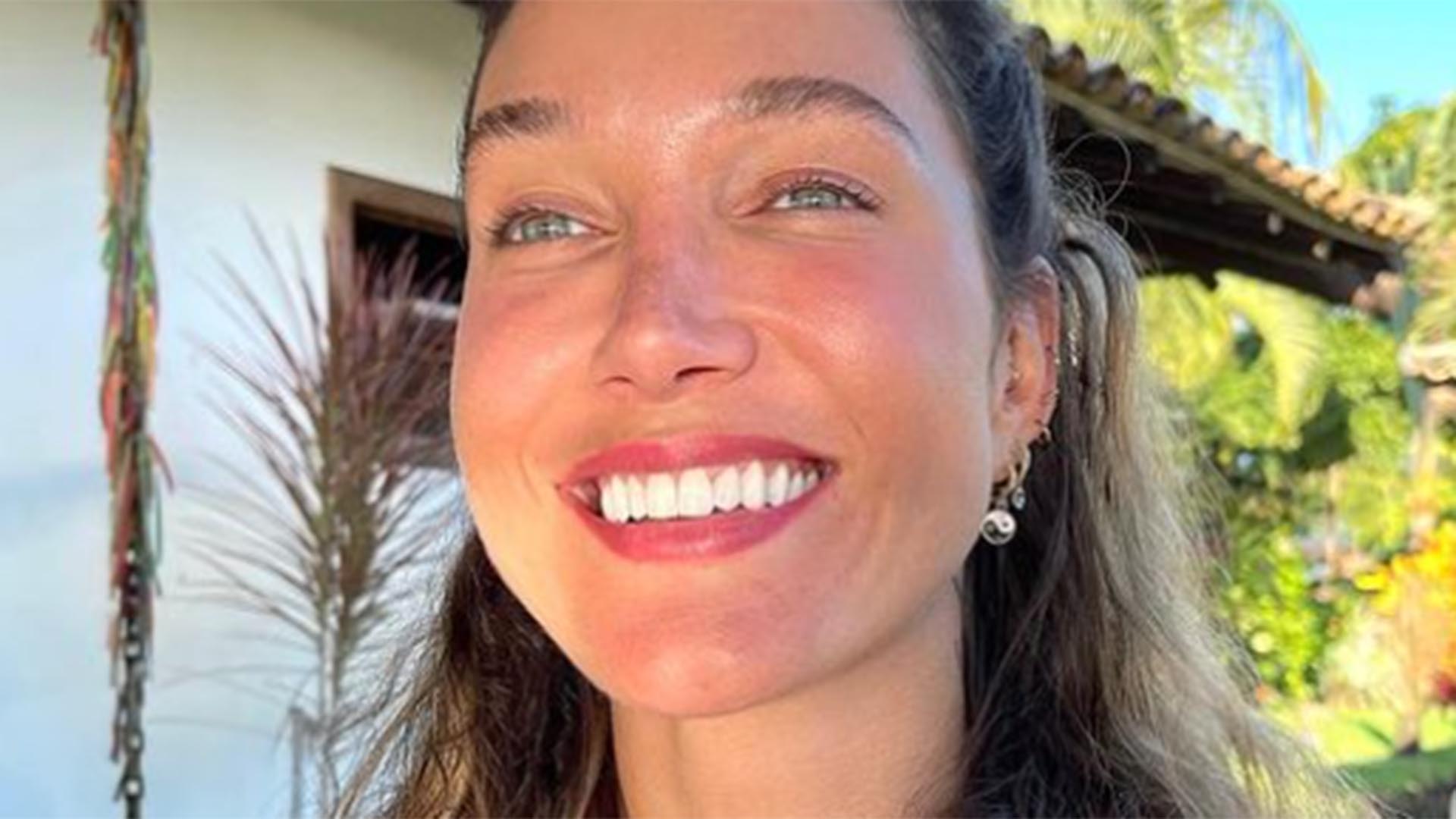 Grávida, Gabriela Pugliesi dispensa parte da roupa para mostrar a barriguinha
