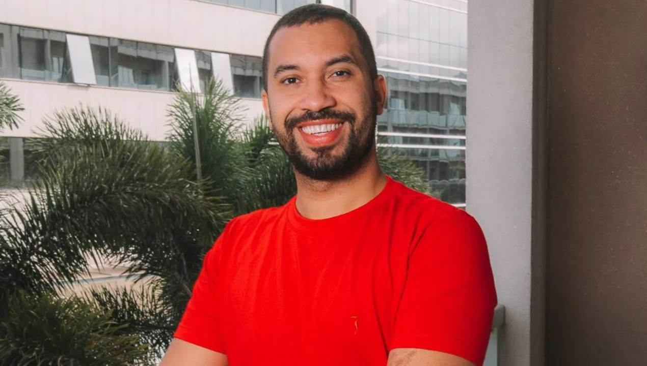 Em Amsterdã, Gil do Vigor exibe gingado ao reproduzir coreografia famosa: ”Vocês acharam que eu não ia rebolar?”
