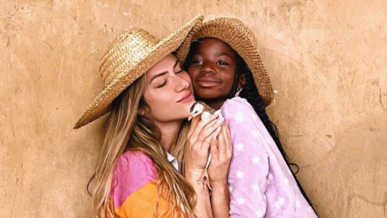 Giovanna Ewbank e Titi visitam Bruno Gagliasso na construção de capela no rancho da família