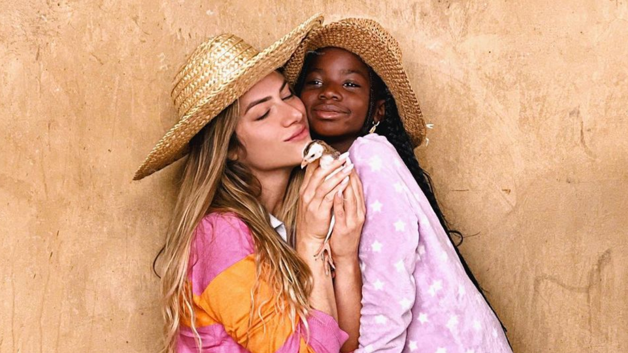 Giovanna Ewbank baba ao mostrar os bastidores do primeiro comercial da filha, Titi