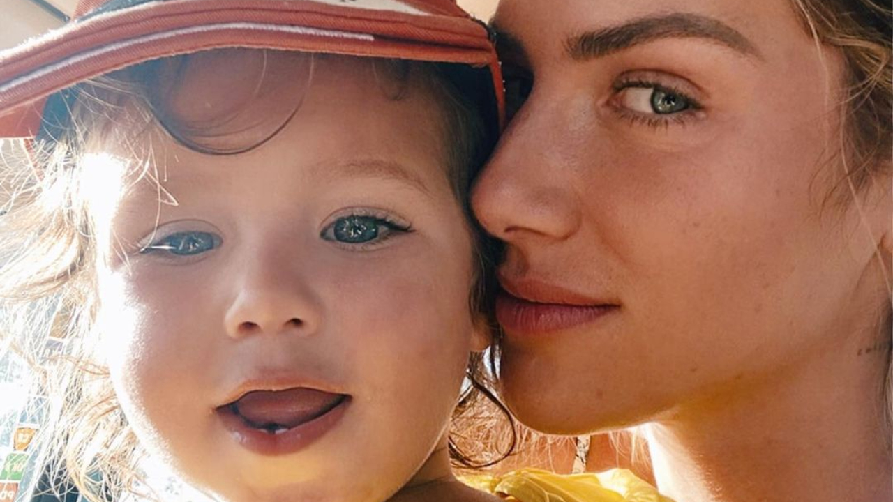 Zyan faz pintura no rosto da mãe Giovanna Ewbank e apresentadora dispara: ”Artista”