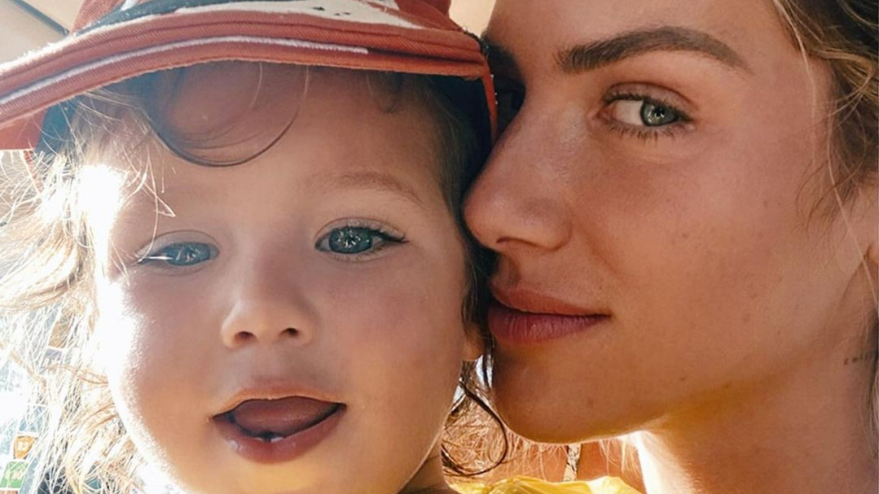 Giovanna Ewbank encanta ao exibir o filho, Zyan, se lambuzando com bolo do aniversário de Titi