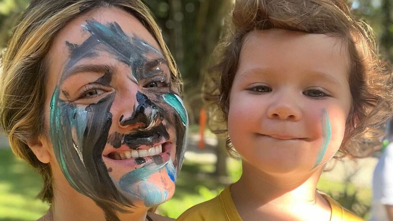 Giovanna Ewbank mostra fotos de momento cheio de arte com o caçula