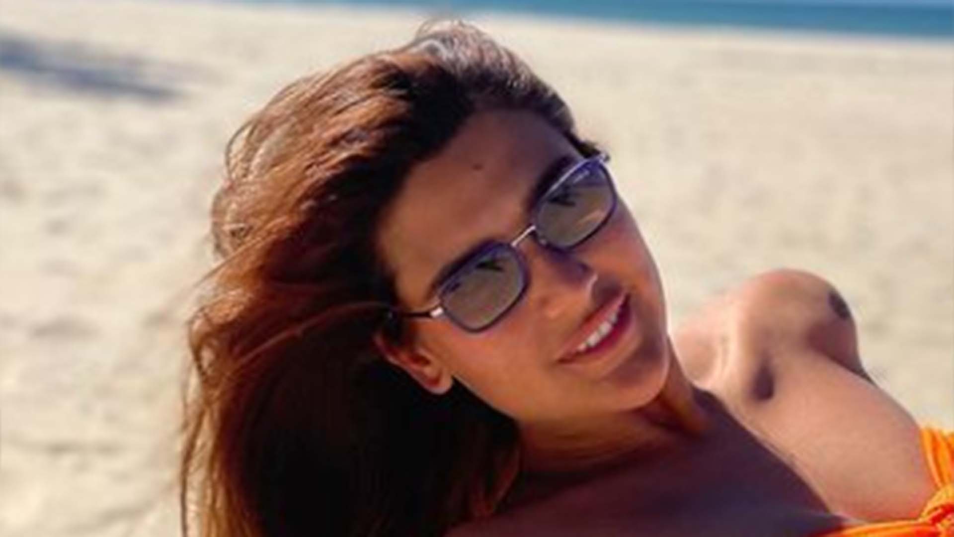Filha de Flávia Alessandra exibe o bronzeado perfeito ao usar biquíni laranja neon
