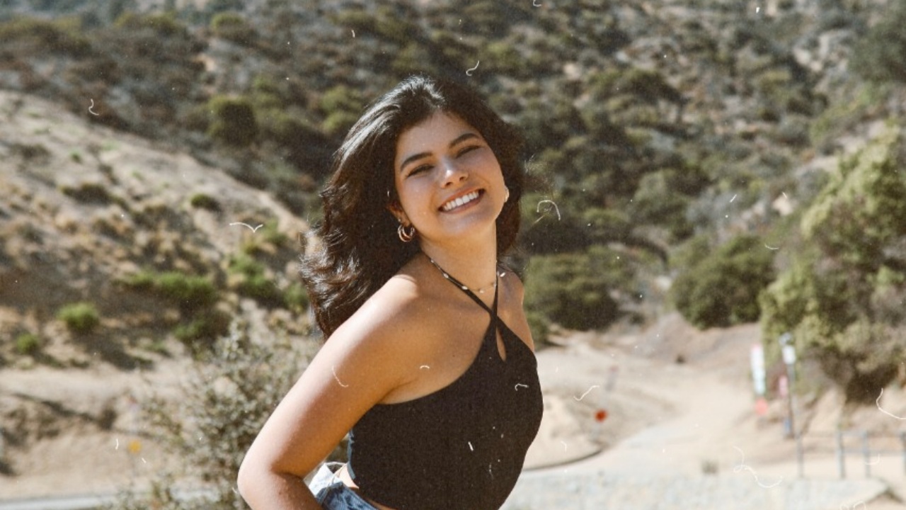 Giullia Marchetti abre álbum de fotos no letreiro de Hollywood