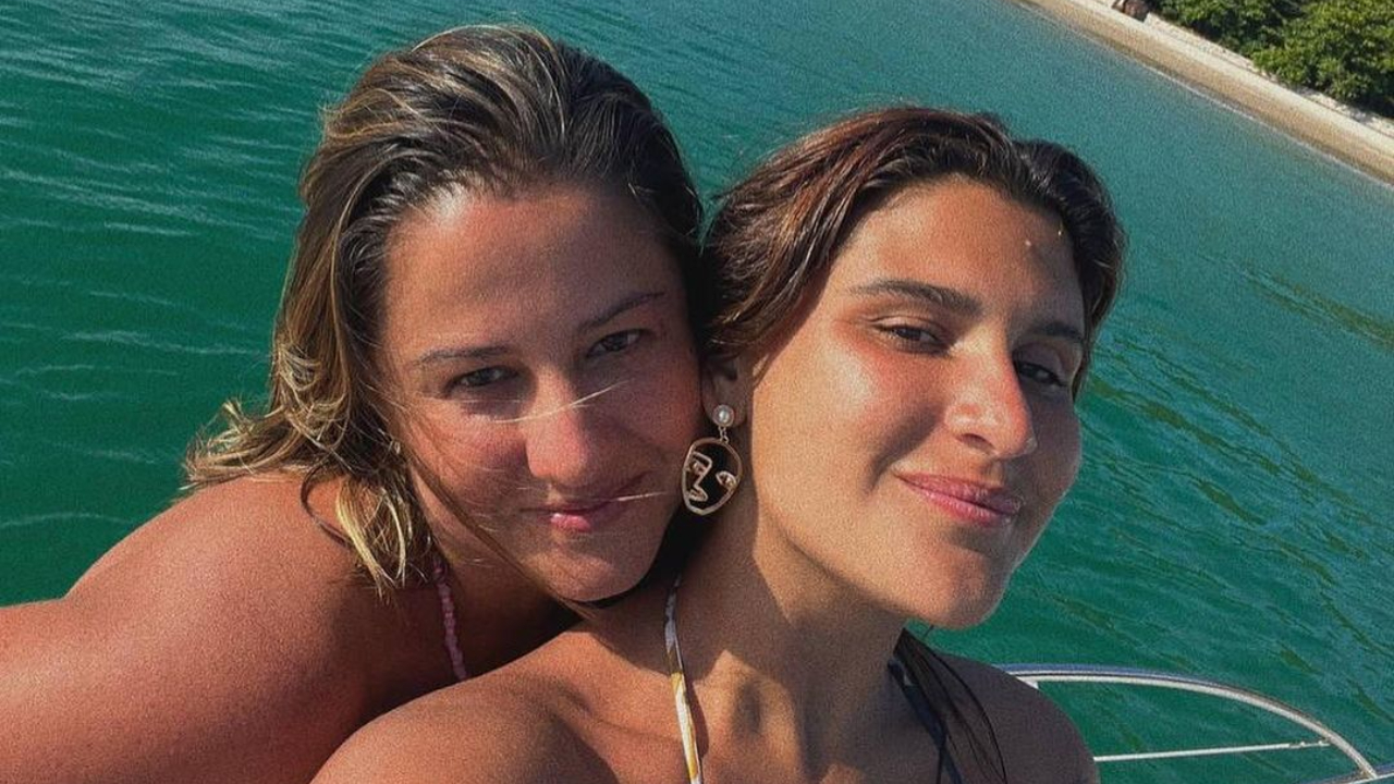 Giulia Costa faz passeio de barco com a irmã por parte de pai e se declara: ”Sempre juntas”