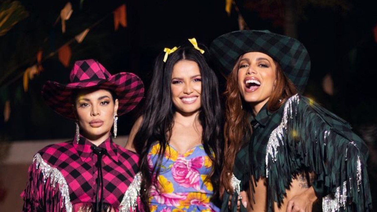 Combinando look com GKay, Anitta recebe Juliette e mais famosos em sua festa junina
