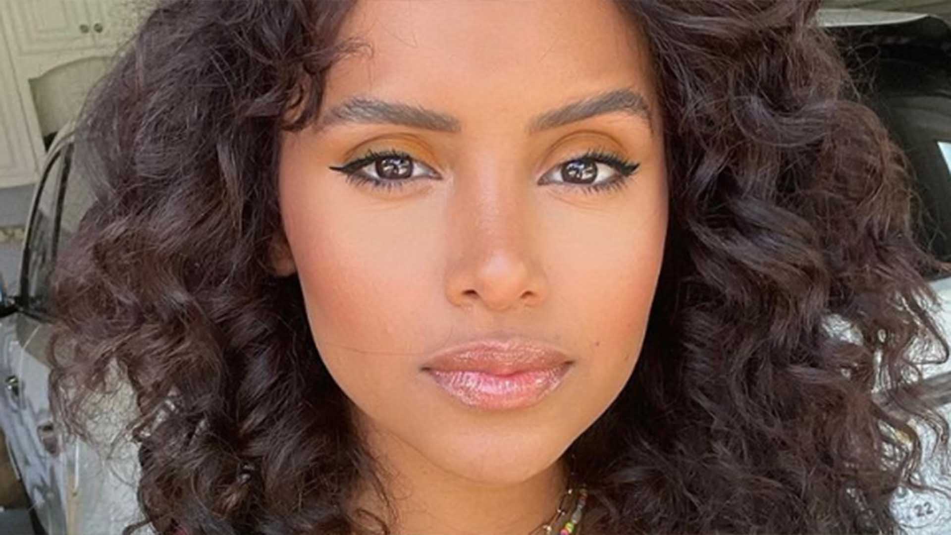 Ex-BBB Gleici Damasceno aposta no vestido curtinho para evento