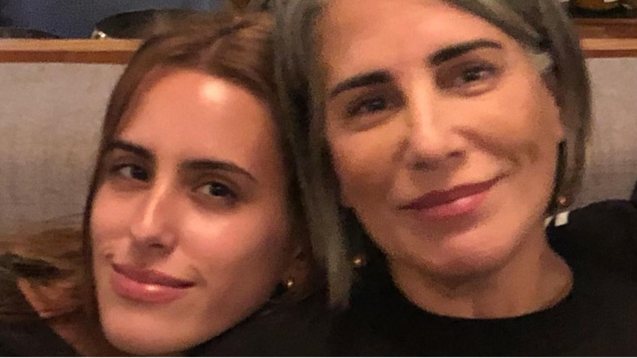 Gloria Pires mostra o gingado ao fazer dancinha com a filha, Ana Morais: ”Que lindas!”