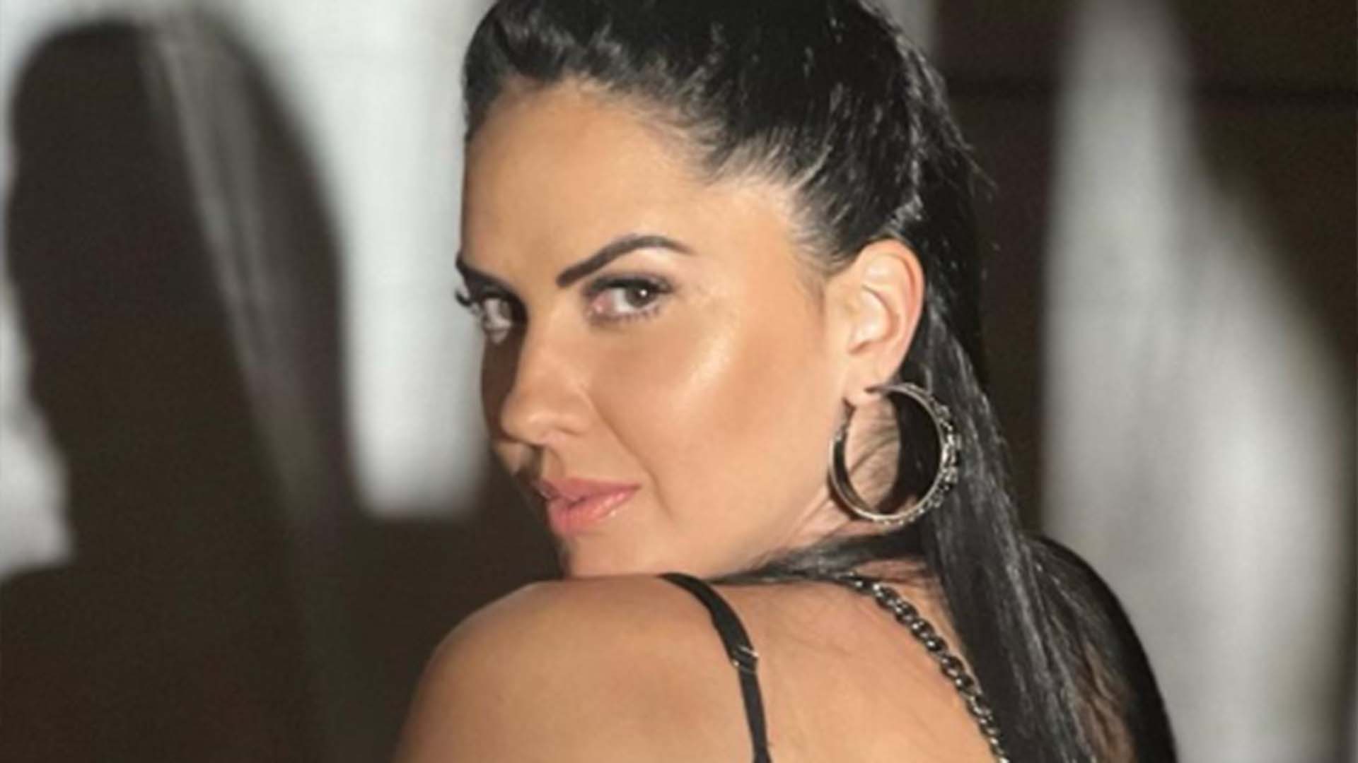 Graciele Lacerda usa vestido com decote profundo nas costas
