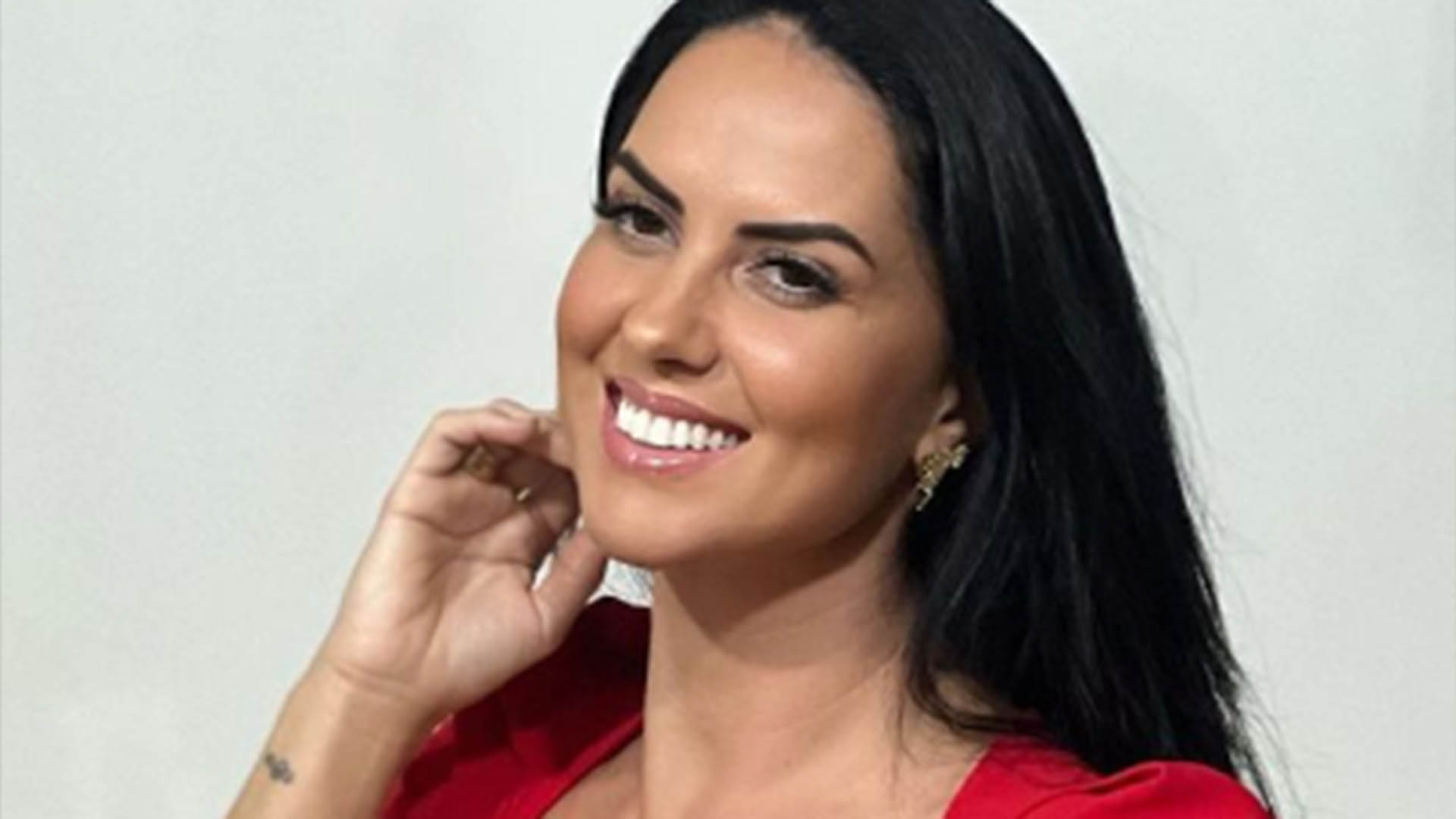 Graciele Lacerda exibe bumbum empinado em vestido micro e impressiona