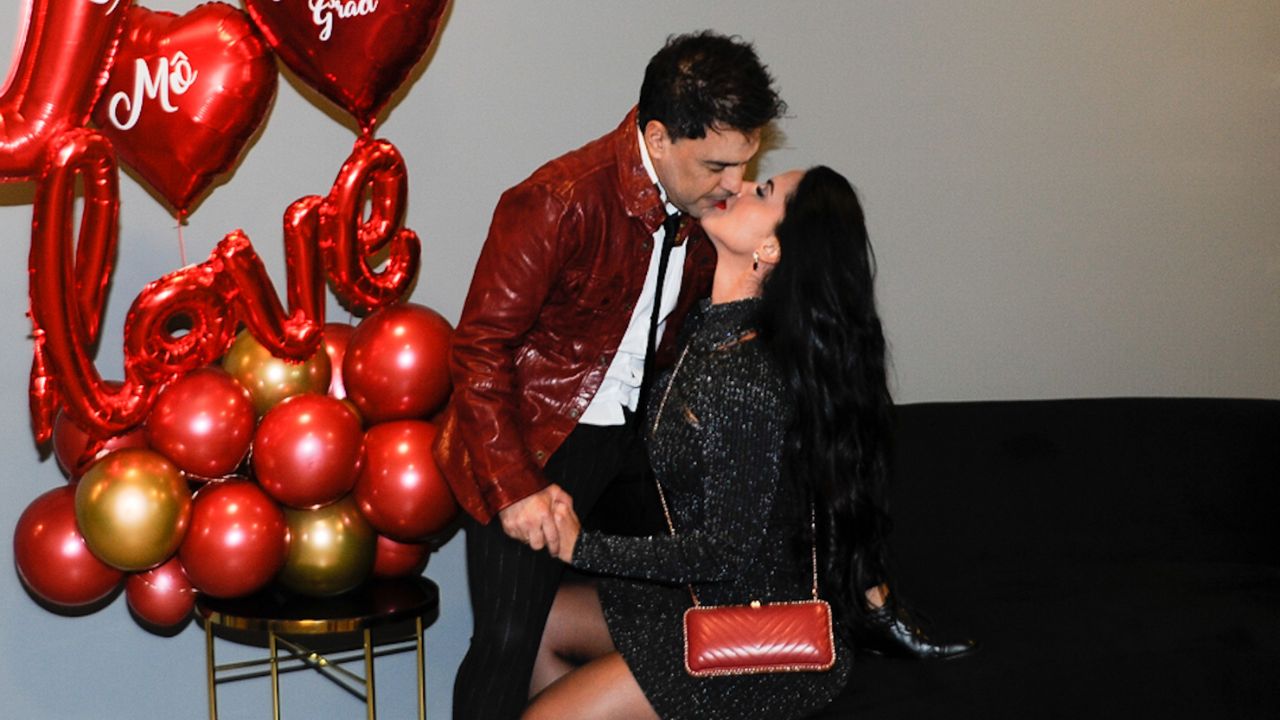Zezé Di Camargo beija Graciele Lacerda nos bastidores de show especial em São Paulo