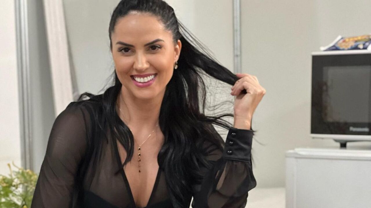 Graciele Lacerda elege camisa transparente com decote e arrasa no look preto