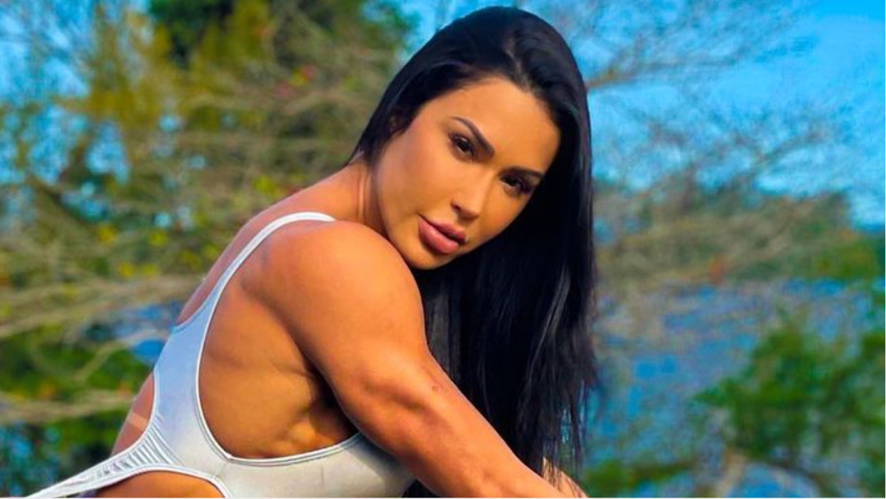 De calcinha e top, Gracyanne Barbosa faz alongamento na parede e choca