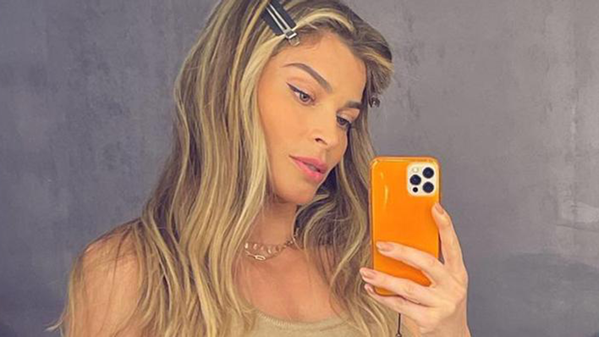 No interior, Grazi Massafera faz passeio de cavalo com filha: ”Minha menina luz”