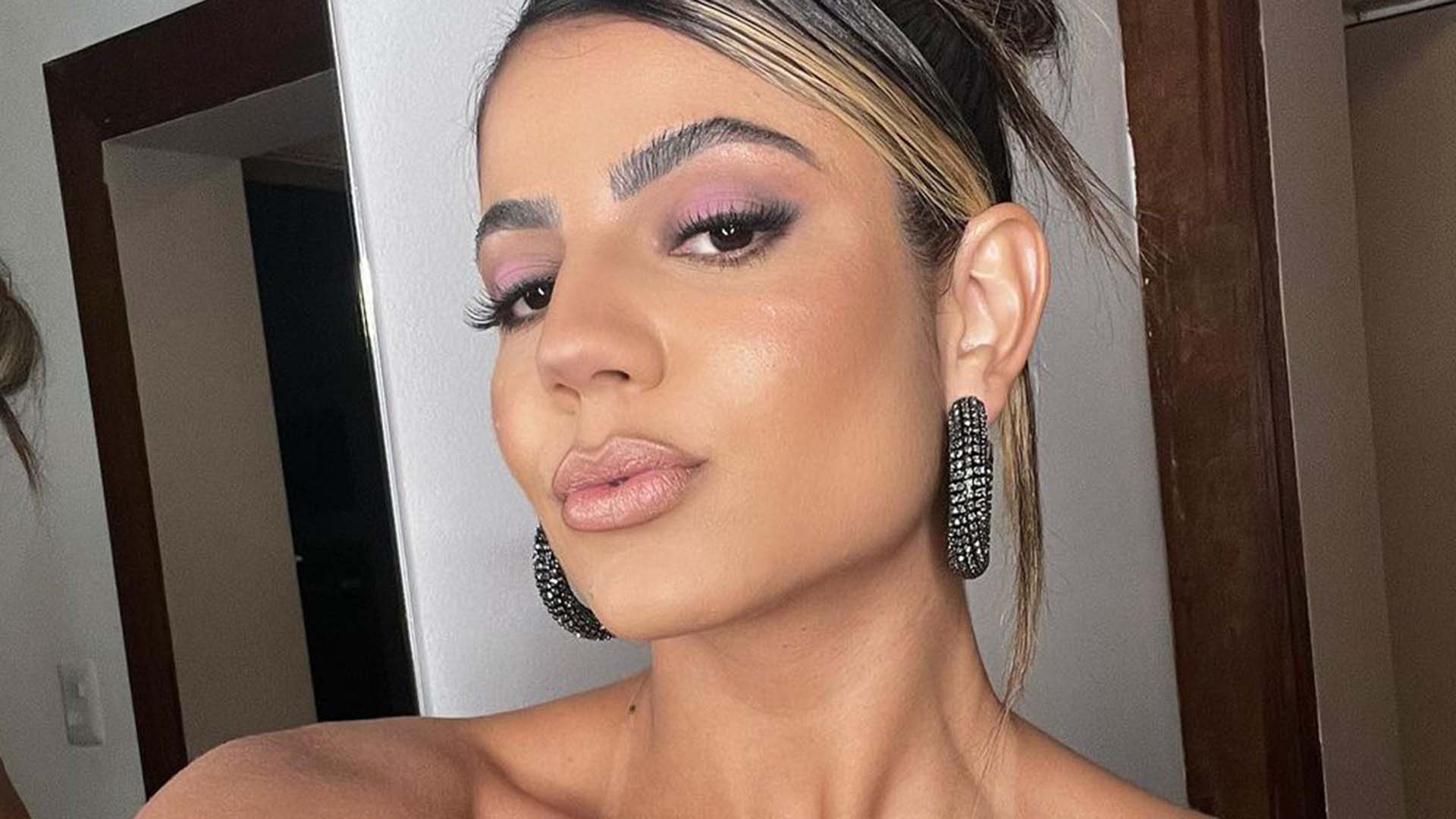 Ex-BBB Hariany ousa ao apostar em top e calça branca transparente para noite em Trancoso