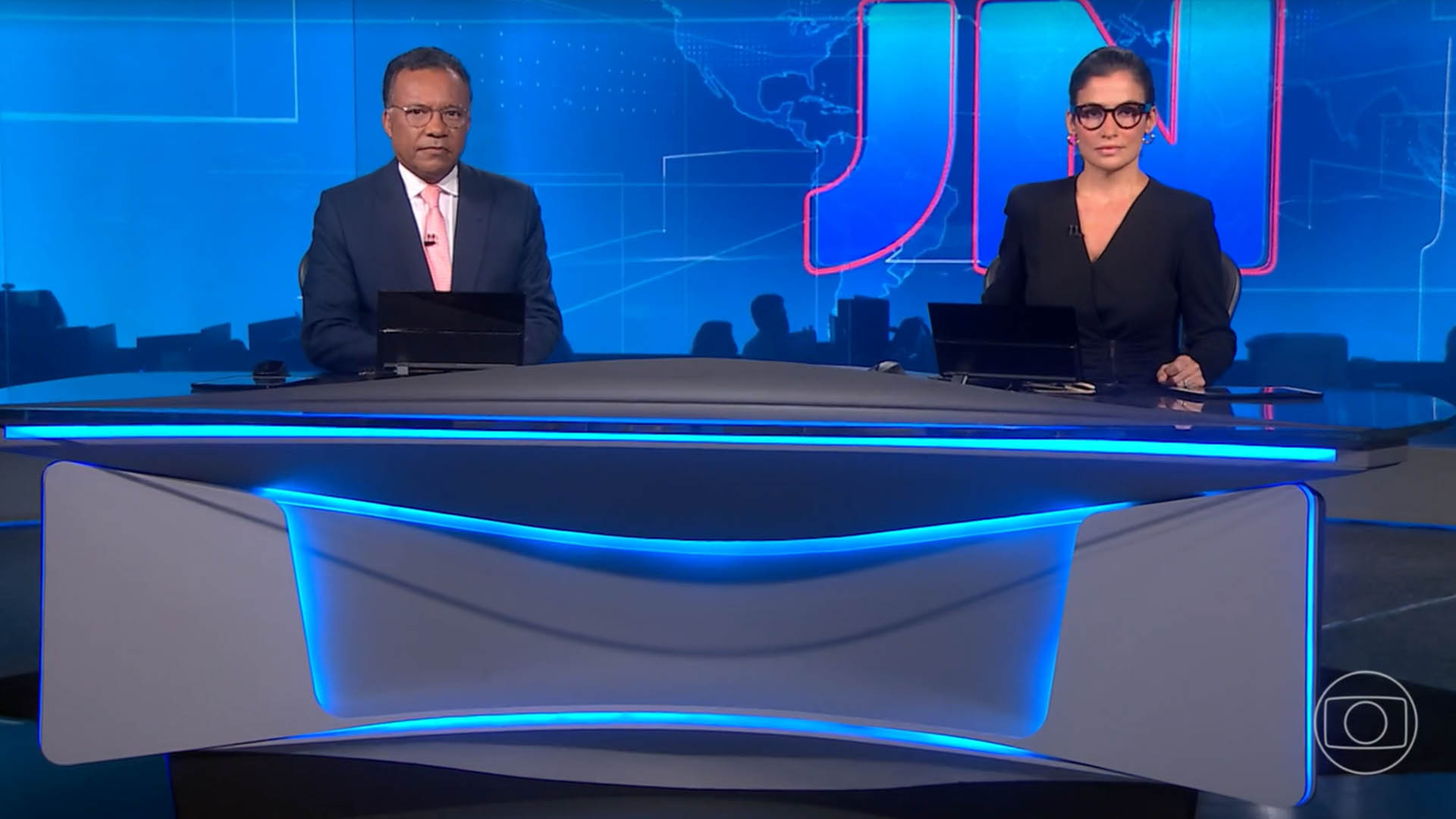Apresentadores do Jornal Nacional quebram o protocolo e ficam em silêncio