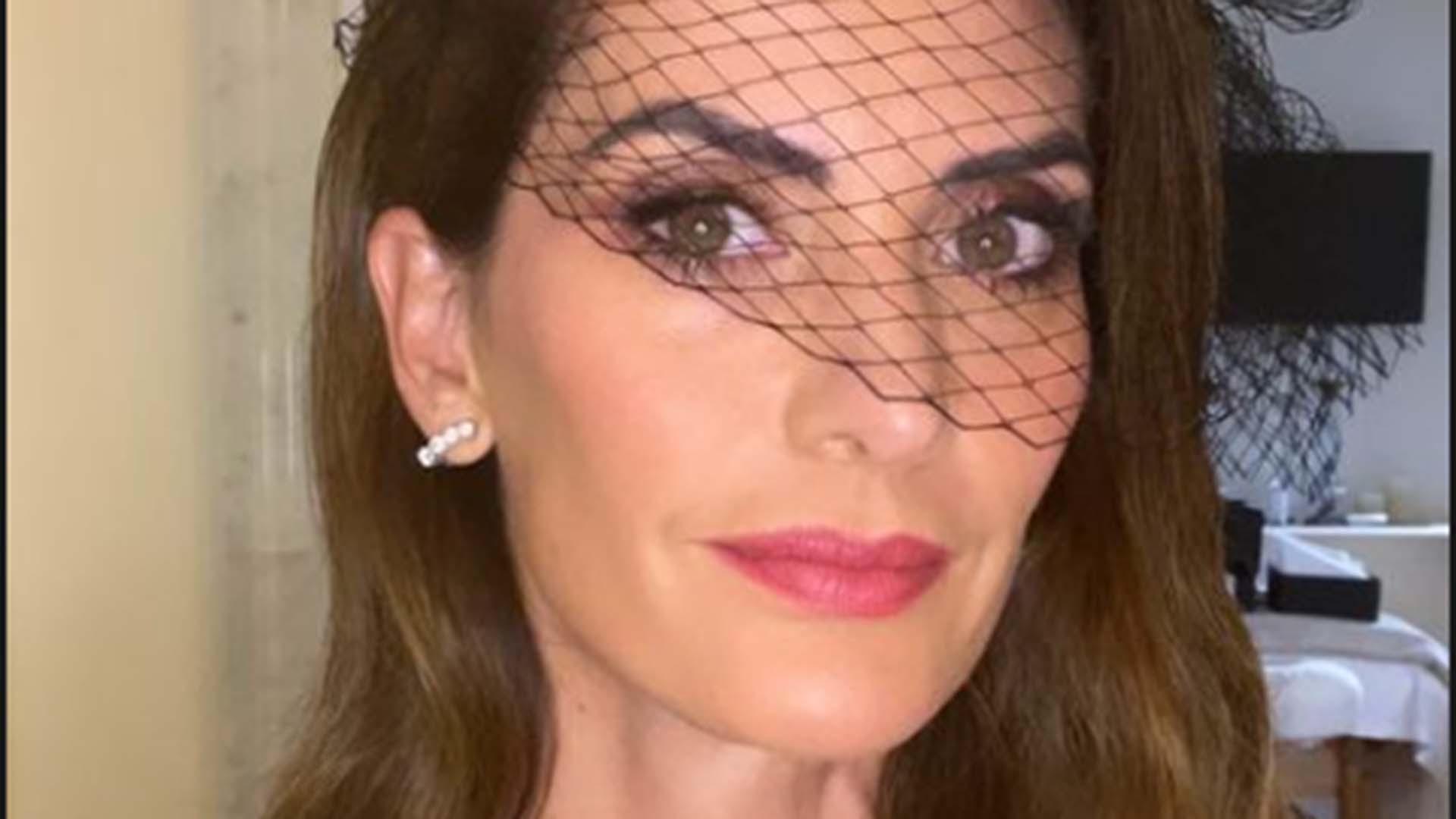 Isabella Fiorentino mostra foto de beijão no marido