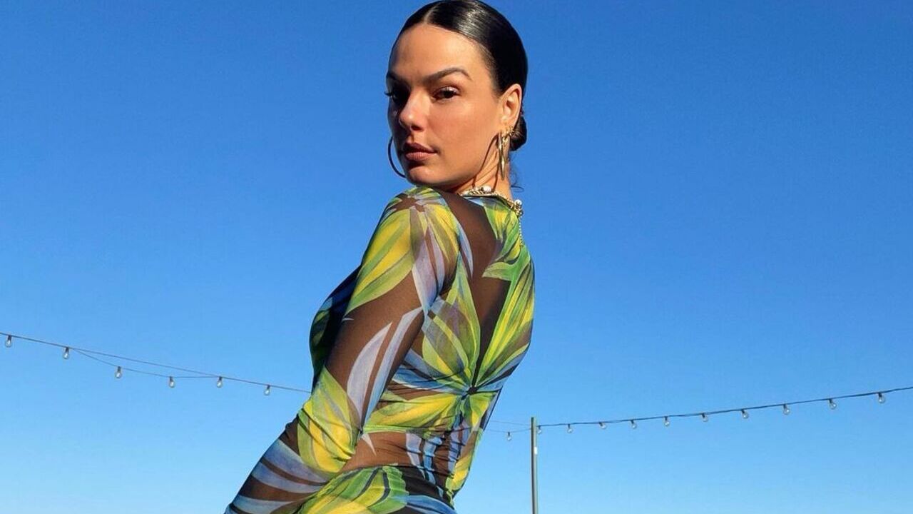 De vestido transparente, Isis Valverde posa de costas e exibe corpaço