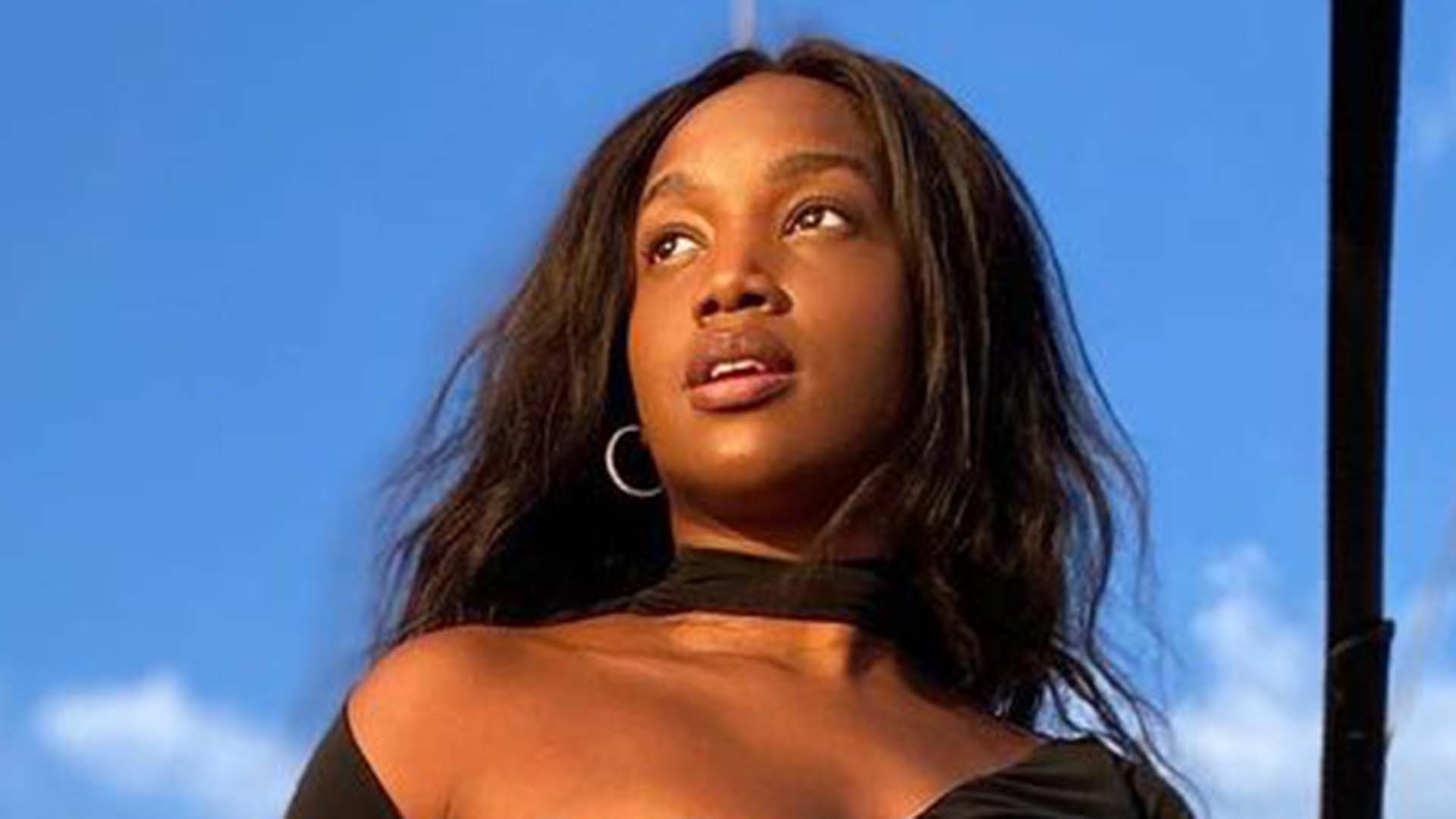 Iza exibe corpão ao posar só de lingerie vermelha