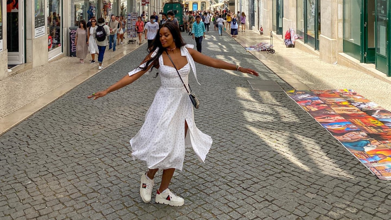Iza abre álbum de fotos pelas ruas coloridas de Lisboa