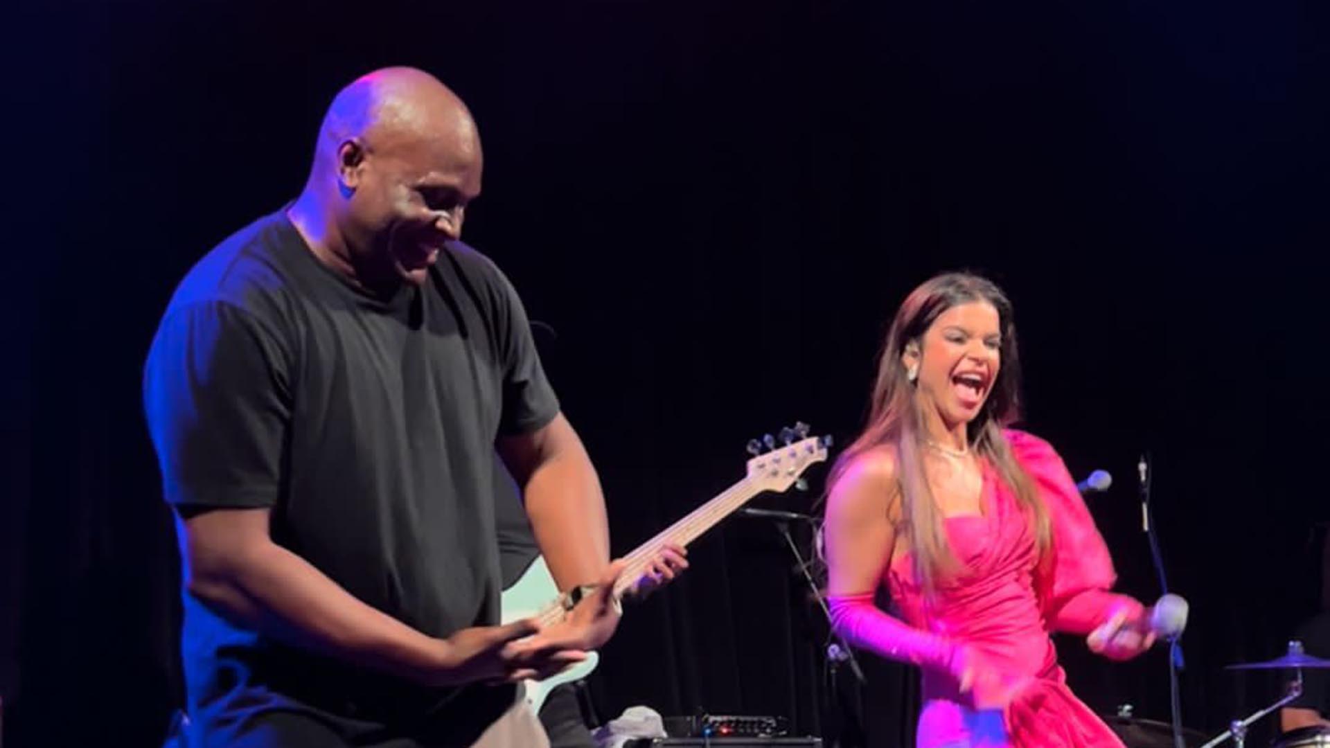 Jacaré participa do show de Mari Antunes, do Babado Novo, no Canadá