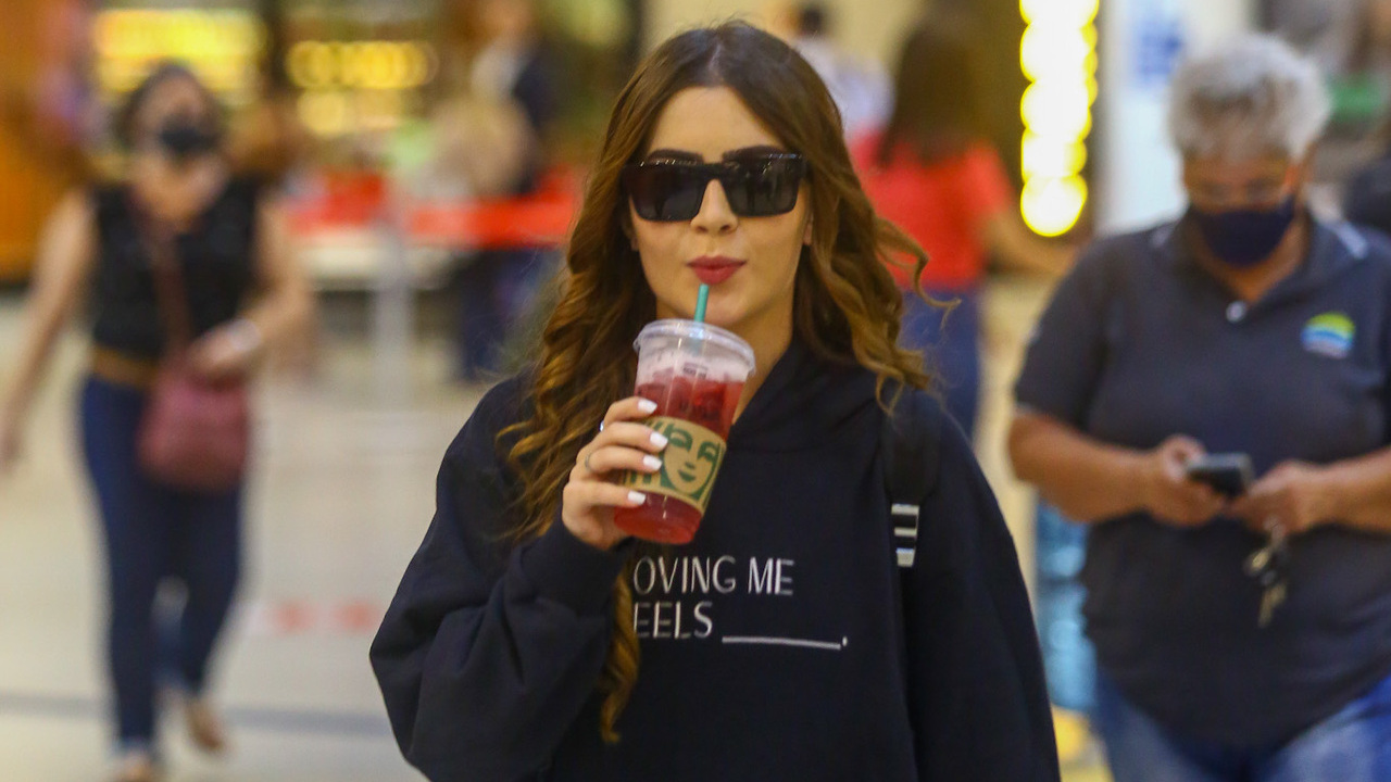 Com look all-black, ex-BBB e influenciadora Jade Picon é vista no aeroporto do Rio de Janeiro