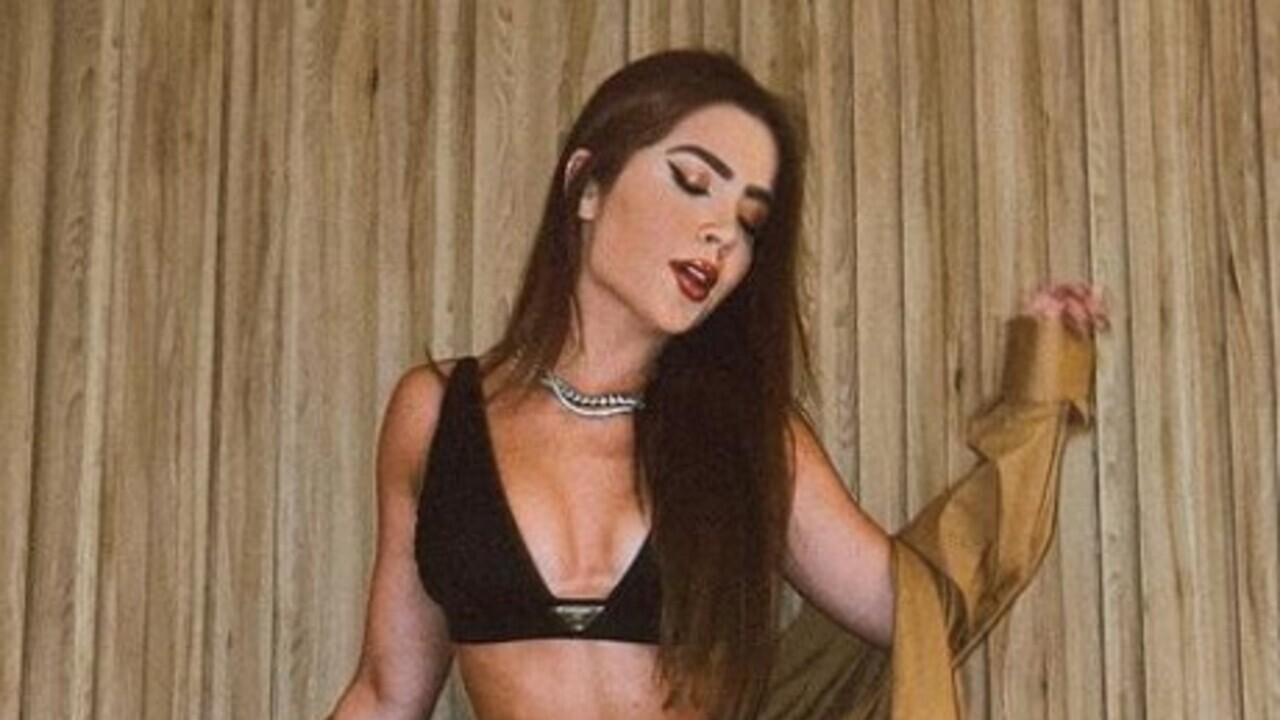 Ex-BBB Jade Picon esbanja beleza e exibe boa forma com look branco