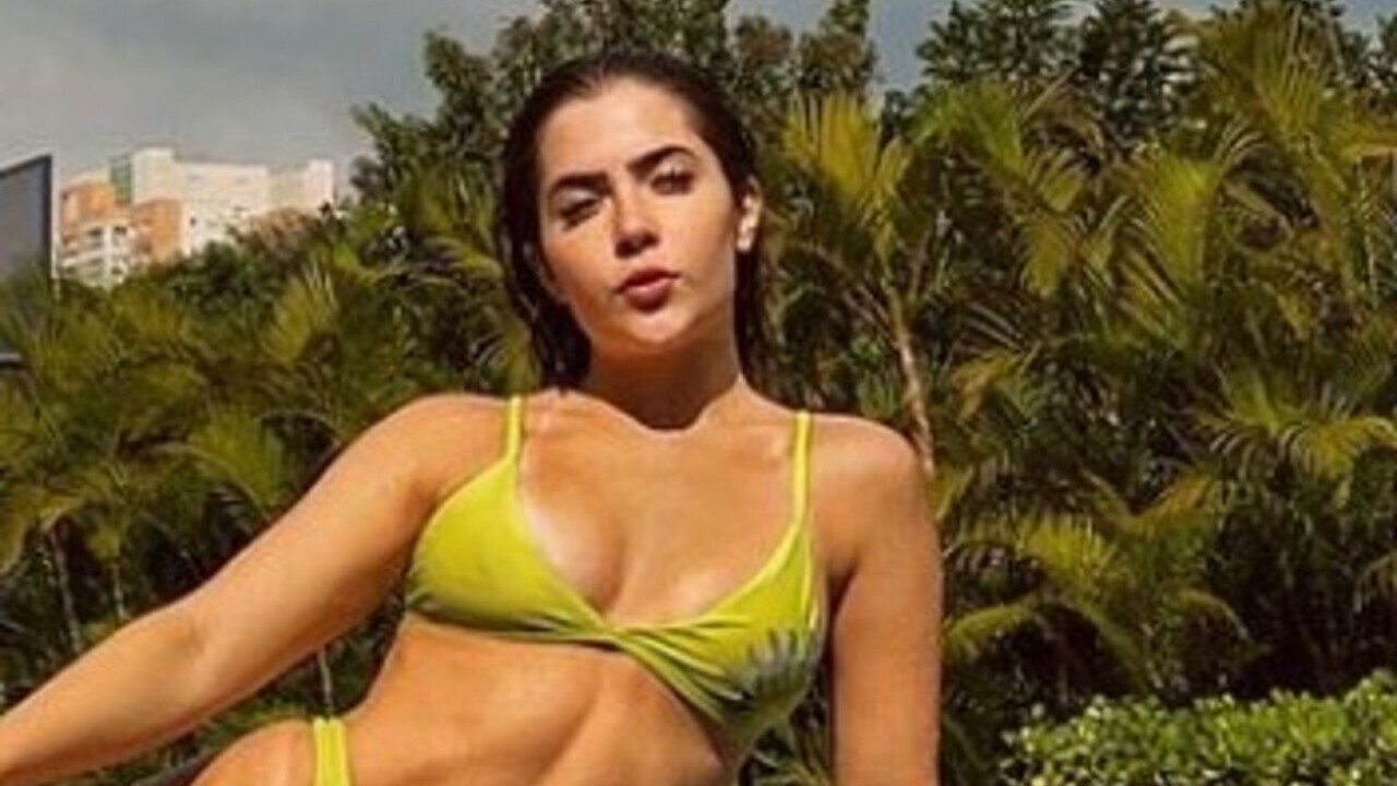 Se preparando para novela, Jade Picon curte praia no Rio de Janeiro