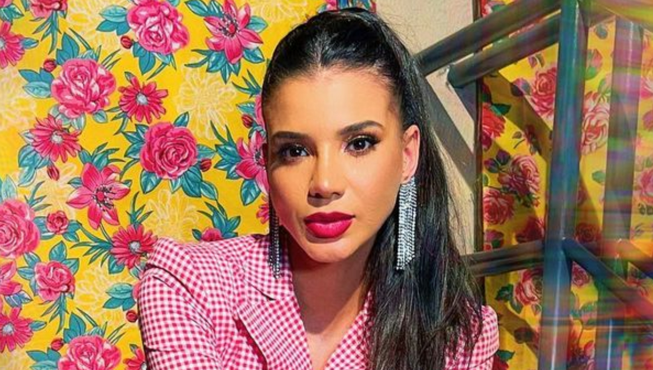 Jakelyne Oliveira aposta em look xadrez todo decotado para São João da Thay
