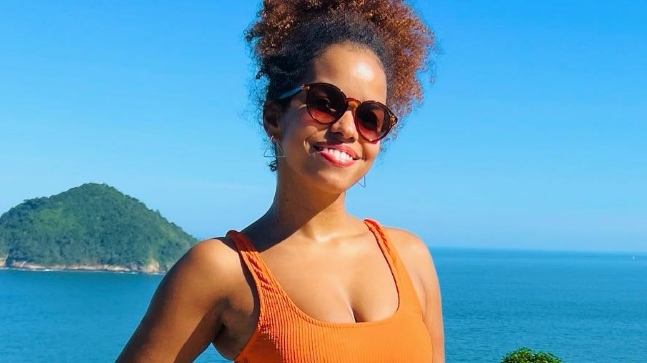 Com biquíni laranja, Jeniffer Nascimento exibe corpaço à beira da piscina: “Pausa para recarregar”